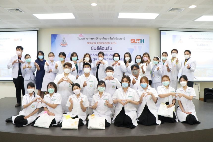 กิจกรรมปฐมนิเทศนักศึกษาแพทย์ชั้นคลินิกและพิธีมอบเสื้อกาวน์ (White Coat Ceremony) แก่นักศึกษาแพทย์ชั้นคลินิก รุ่นที่ 2 ประจำปีการศึกษา 2565 จำนวน 12 คน