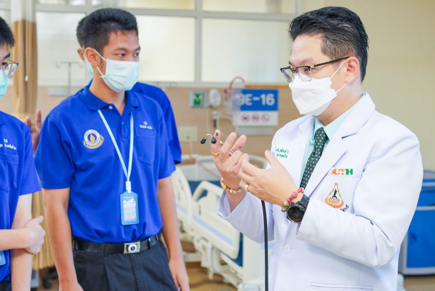 แผนกบริการการศึกษา กลุ่มงานการศึกษาเเละวิจัยทางการเเพทย์ ได้ให้การต้อนรับคณะคุณครูเเละนักเรียนจากโรงเรียนสุรวิวัฒน์และโรงเรียนมหิดลวิทยานุสรณ์